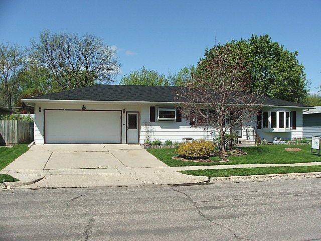 1st image of 532 8th Ave W
