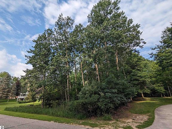 3rd image of 4007 Castle Dr N