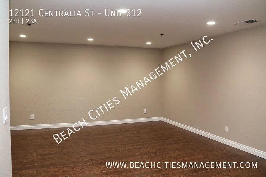 Beautifully Remodeled 2-Bedroom Condo with Pool & 2 Parking Spots — Photo 4