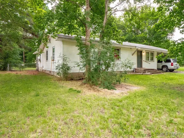 809 Carbon Ave, Hartshorne, OK 74547