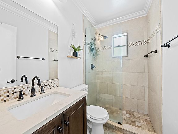 5th image of 899 SE 2nd Avenue #204