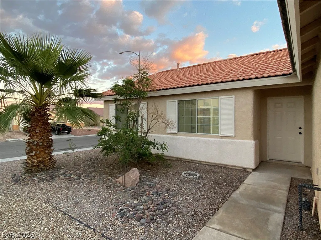 3 bed, 2.0 bath, 1141 sqft, $1,895 — Photo 2