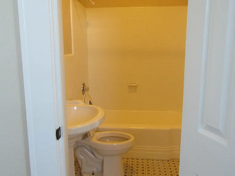 323 N McDuffie St #7 — Photo 11