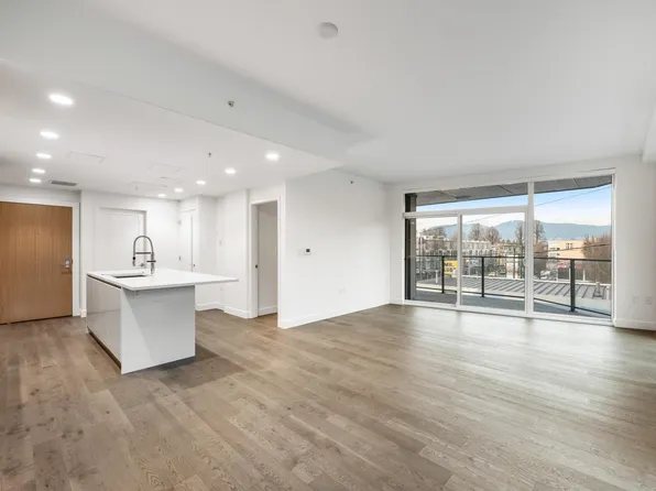 2888 Arbutus St #302, Vancouver, BC V6J 3W5