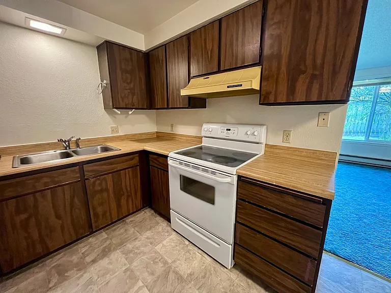 3926 Edgewood Dr — Photo 3