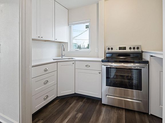 4th image of 242 SE Washington St APT 4