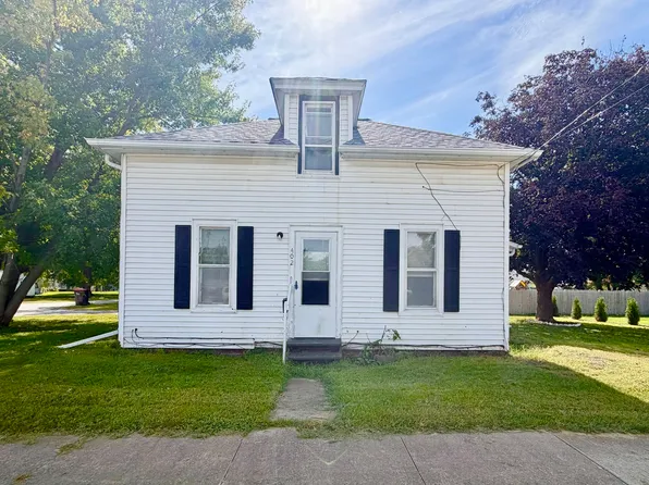402 SW 3rd St, Aledo, IL 61231