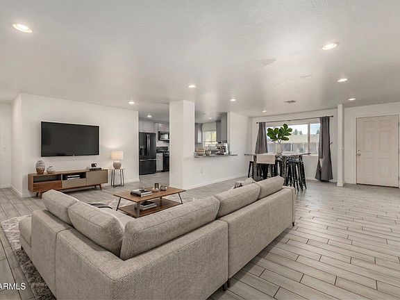 3rd image of 136 E PALMCROFT Drive