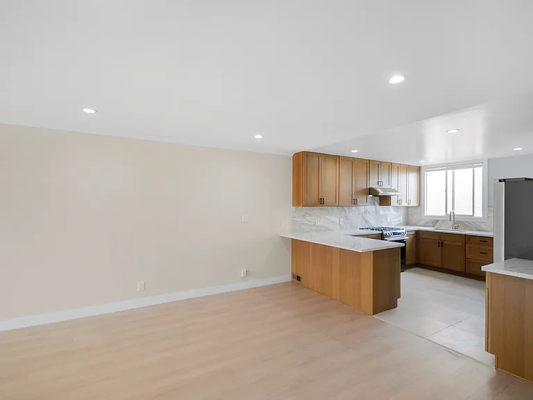 2347 42nd Ave — Photo 12