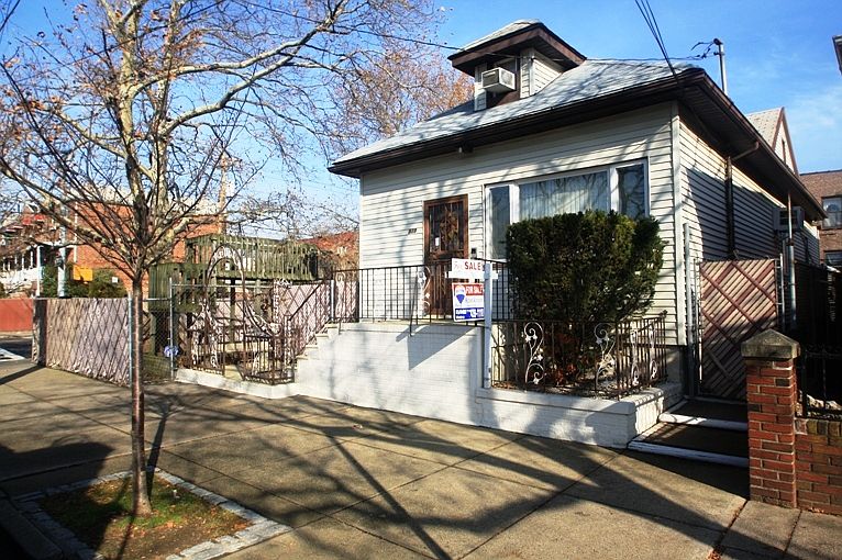 1st image of 929 E 94th St