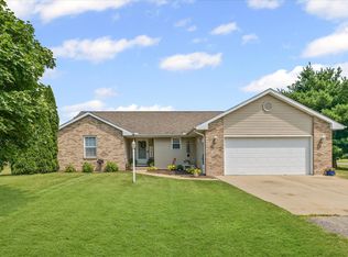 104 Wilsey Ln, Sidney, IL 61877