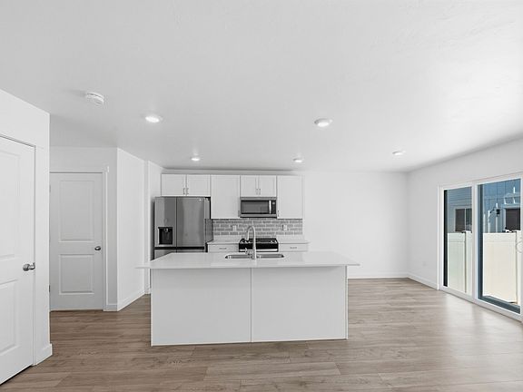 5th image of 1795 E Fall St #1
