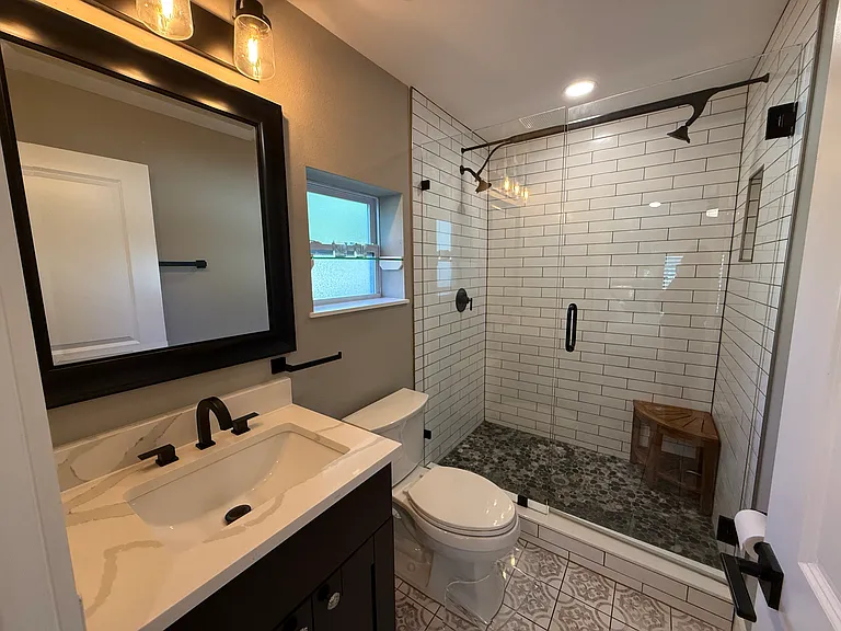 721 Bay St — Photo 8