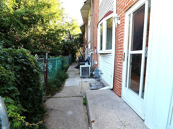 4th image of 2167 Ash St