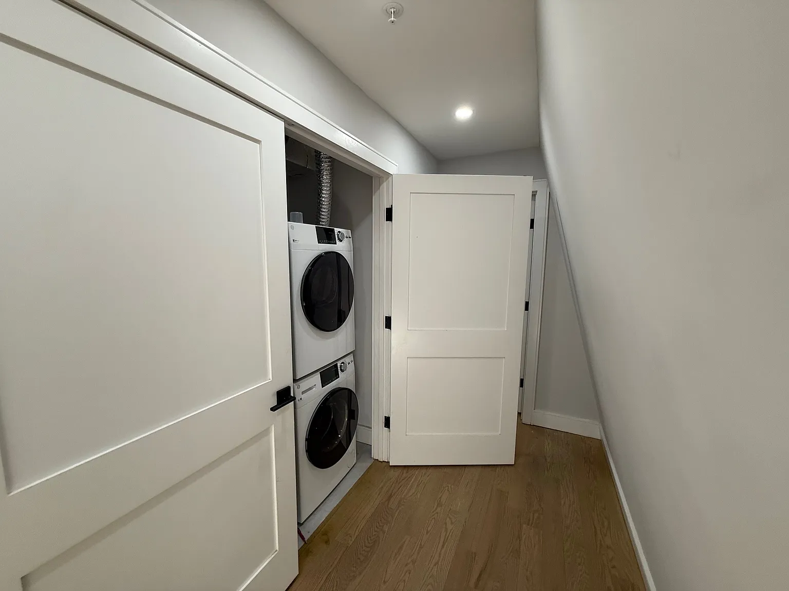 2 bed, 1075 sqft, $3,300 — Photo 2