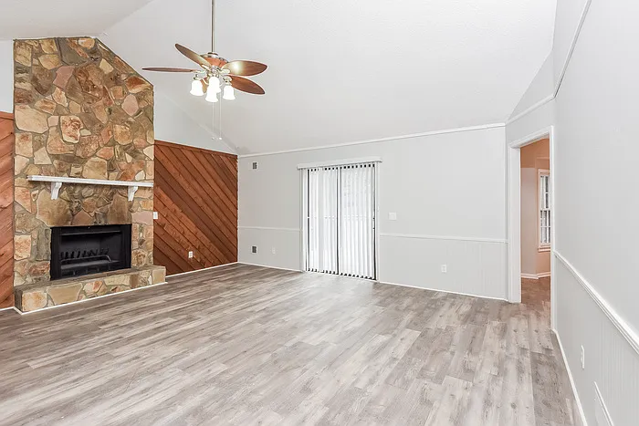 3 bed, 2.0 bath, 1391 sqft, $1,725 — Photo 2