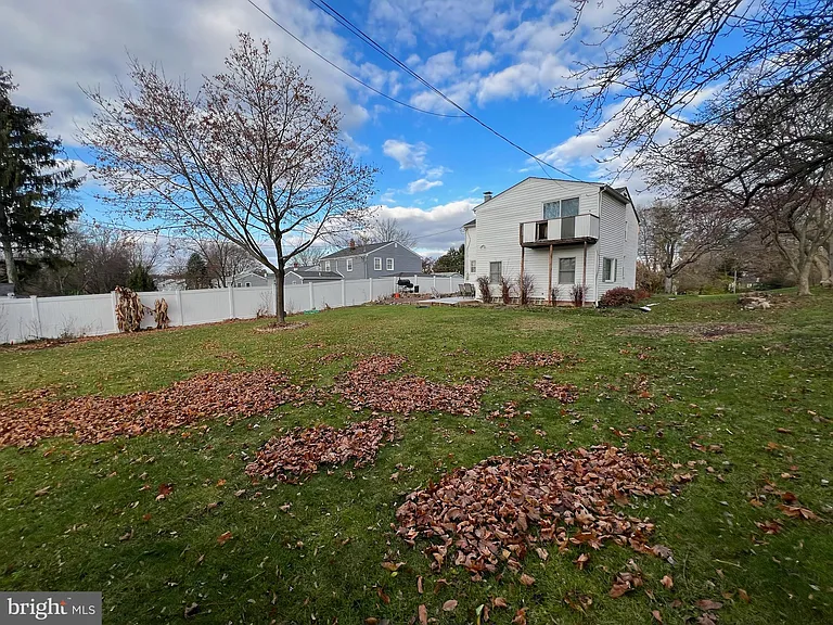 669 N Henderson Rd — Photo 5