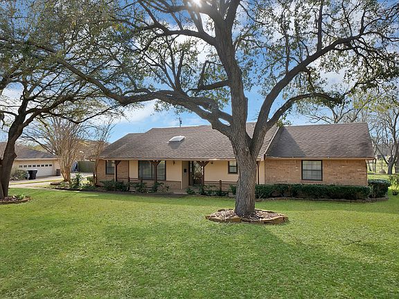 2nd image of 405 Shadowwood Trl