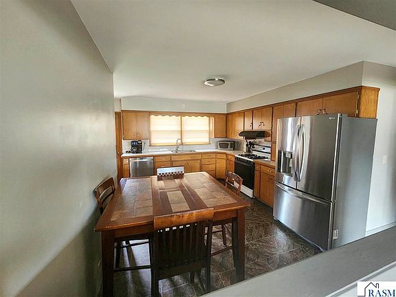 4th image of 327 Linden St