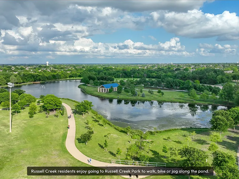 Walking distance to Russell Creek Park