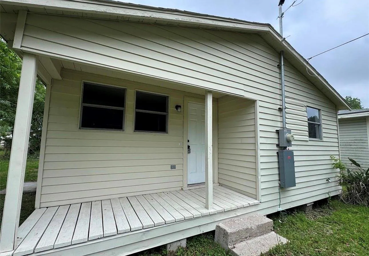 3 bed, 1.0 bath, 1212 sqft, $1,100 — Photo 3