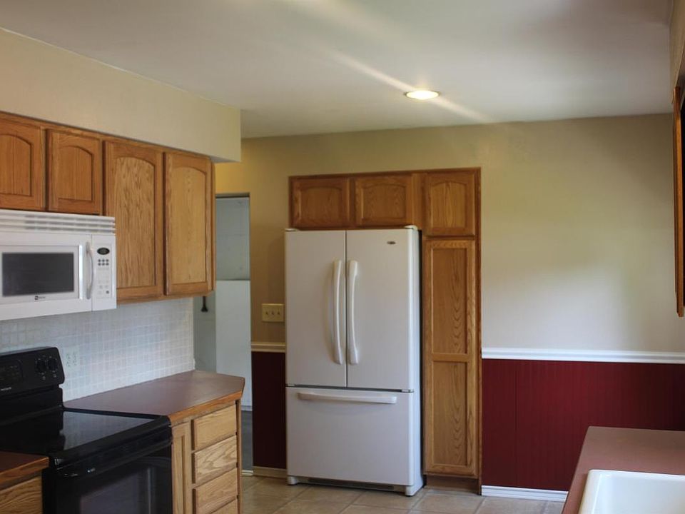 2nd image of 926 Gladis Dr #926