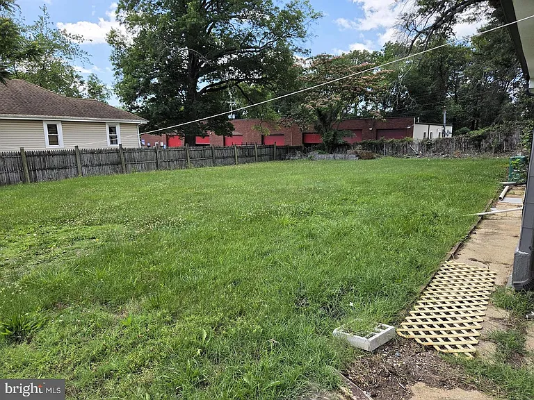 208 68th Pl — Photo 3