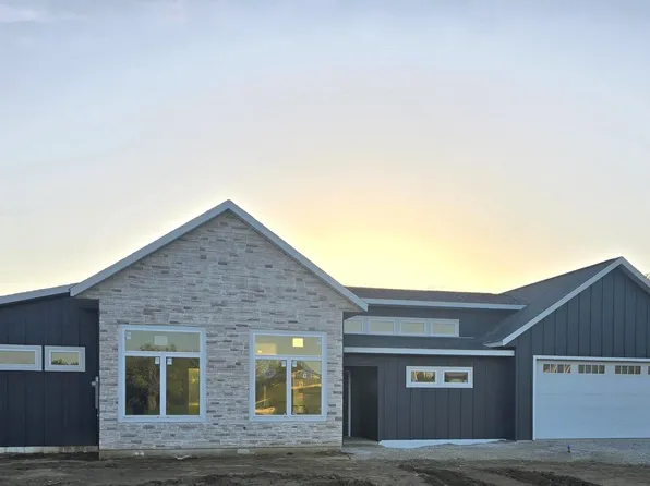 1008 Shagbark Lane Ct, Decorah, IA 52101