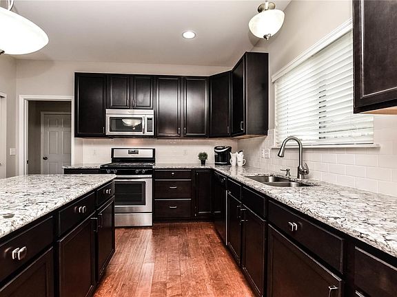 5th image of 725 Oriental Lily Dr