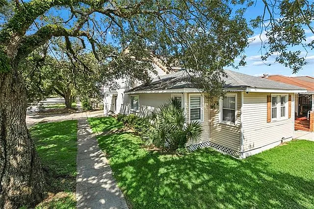 2135 Mirabeau Ave — Photo 2