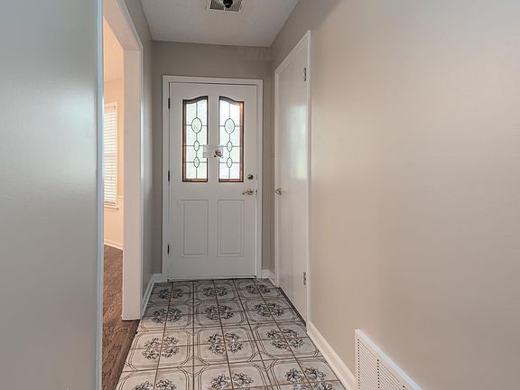 5th image of 83 Hillview Dr