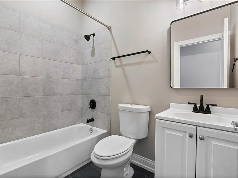 1946 S Racine Ave #2F — Photo 10