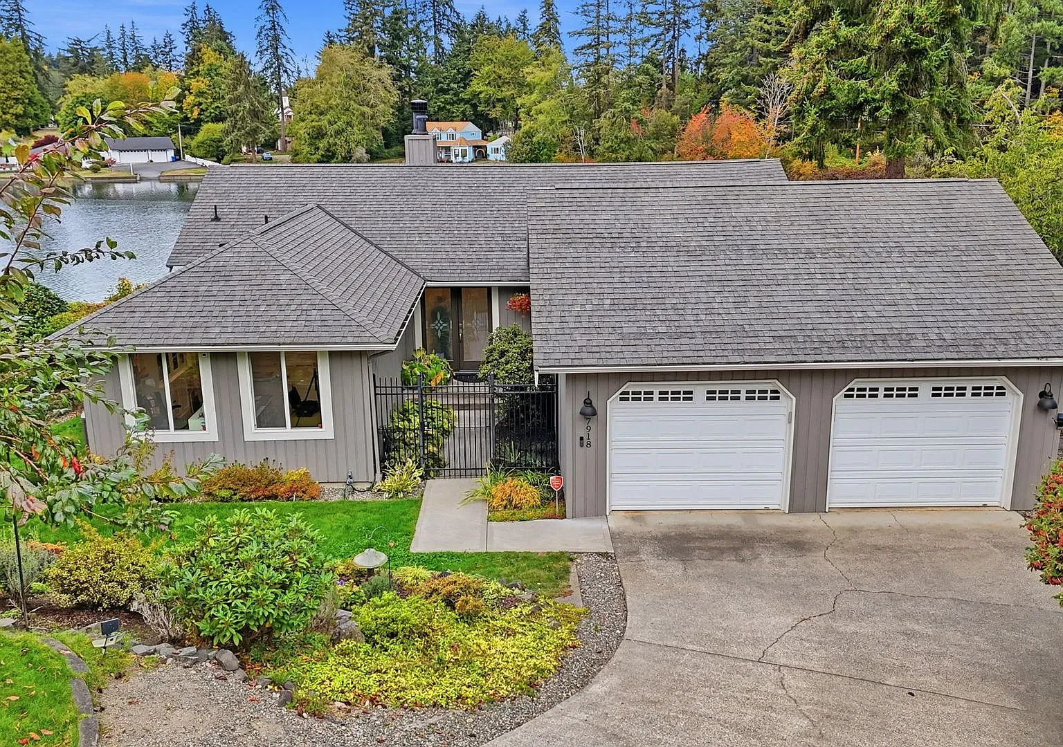 Fully Furnished Rosedale Bay-View Home with Two Primary Suites, Short-Term Lease — Photo 3