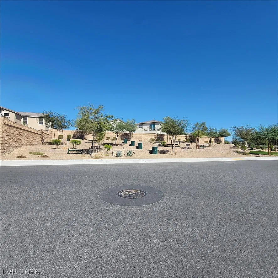 3 bed, 2.5 bath, 1592 sqft, $2,200 — Photo 2