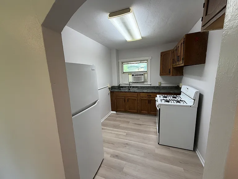 1012 N Summit St #6 — Photo 4