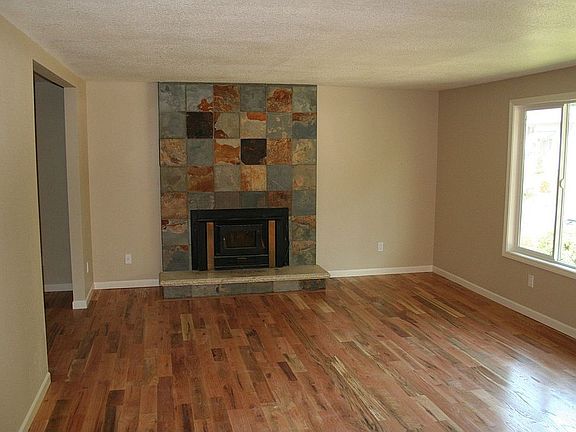 Living Room w Hardwoods 