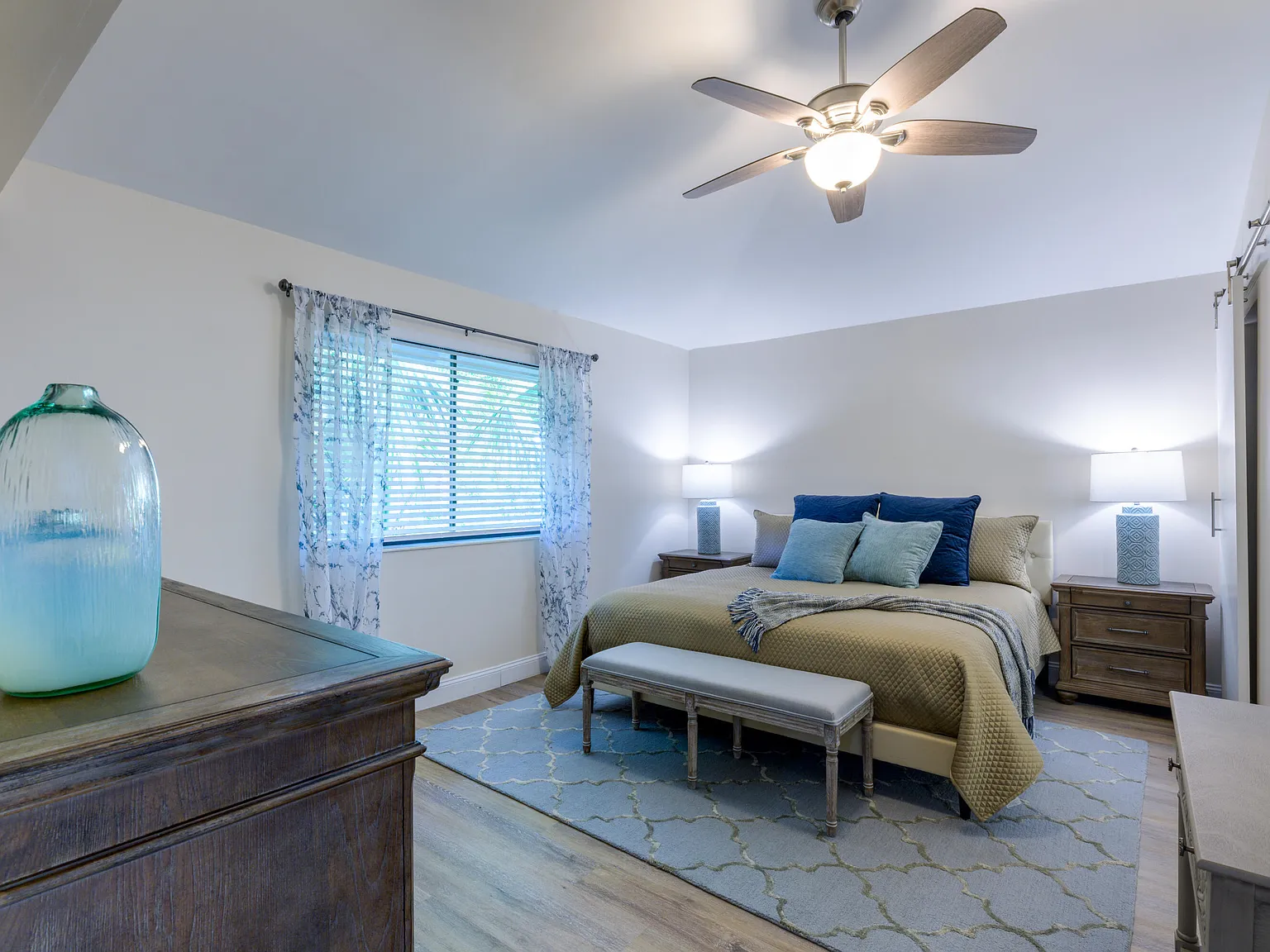 2 bed, 2.0 bath, 1135 sqft, $7,500 — Photo 4