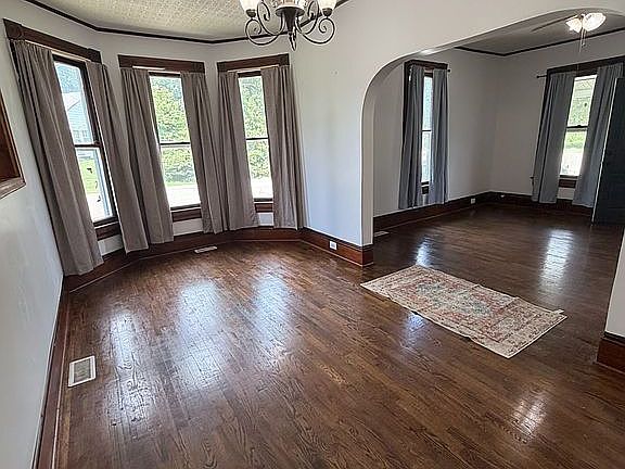 3rd image of 112 N Wood Ave