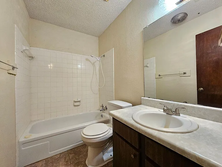 206 W Mockingbird Ln #D — Photo 15