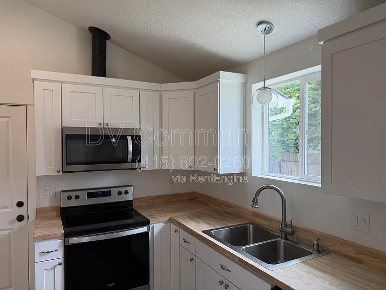1246 Hughes St — Photo 8