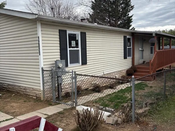 12021 Heather Dr, Hagerstown, MD 21740