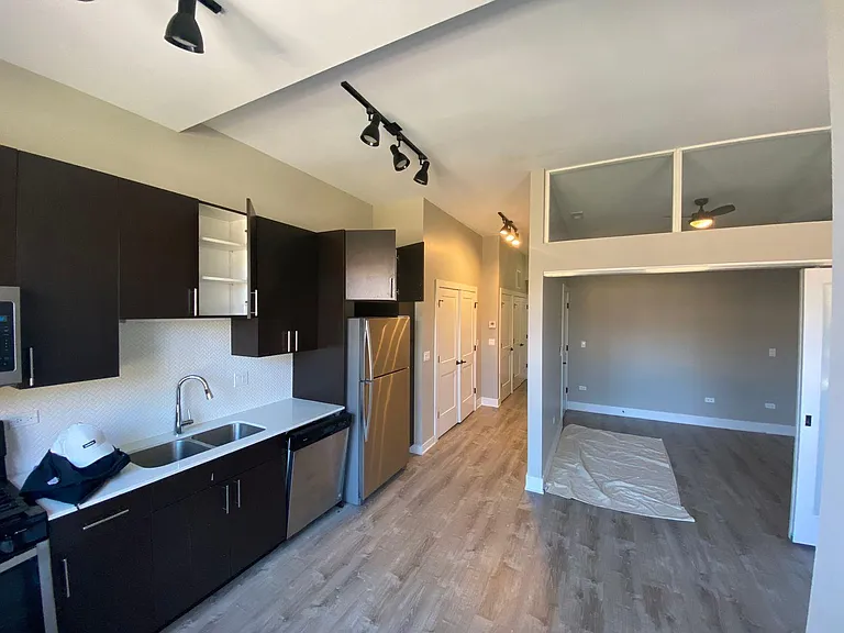 933 W Belle Plaine Ave #305 — Photo 13
