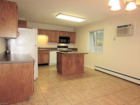 3rd image of 402 Woodland Ave #3