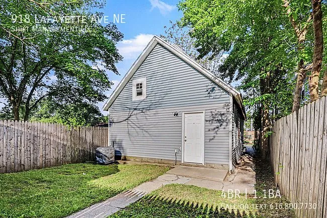918 Lafayette Ave NE — Photo 16