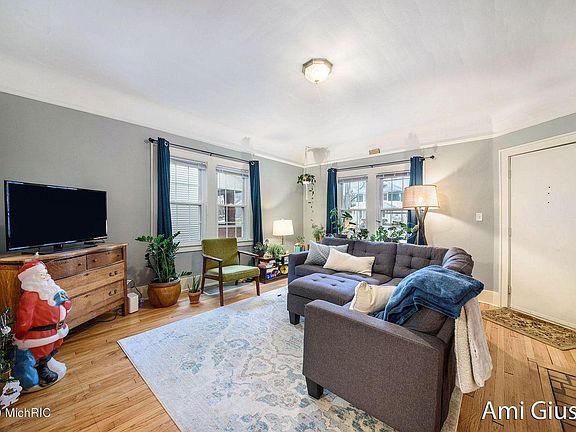 3rd image of 536 Lovett Ave SE