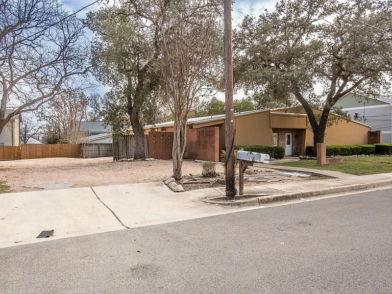 525 W Hutchison St #A — Photo 15