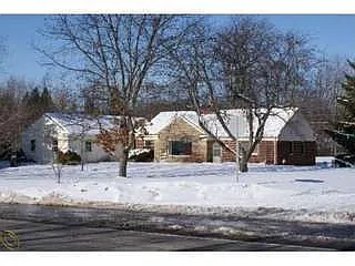 931 Oakwood Rd photo 1