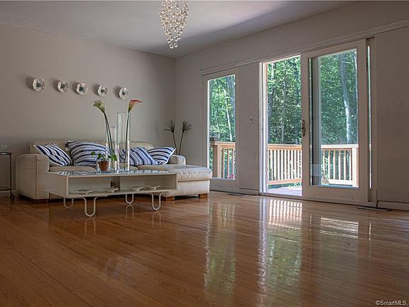 5th image of 46 Fairlane Dr