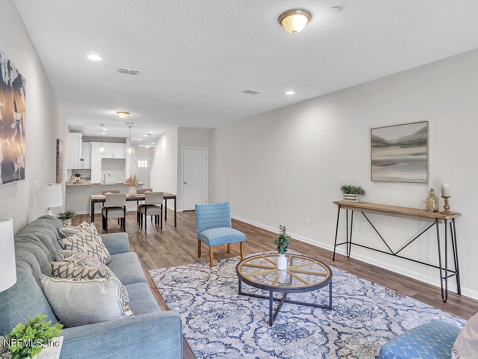1st image of 926 3RD Avenue S