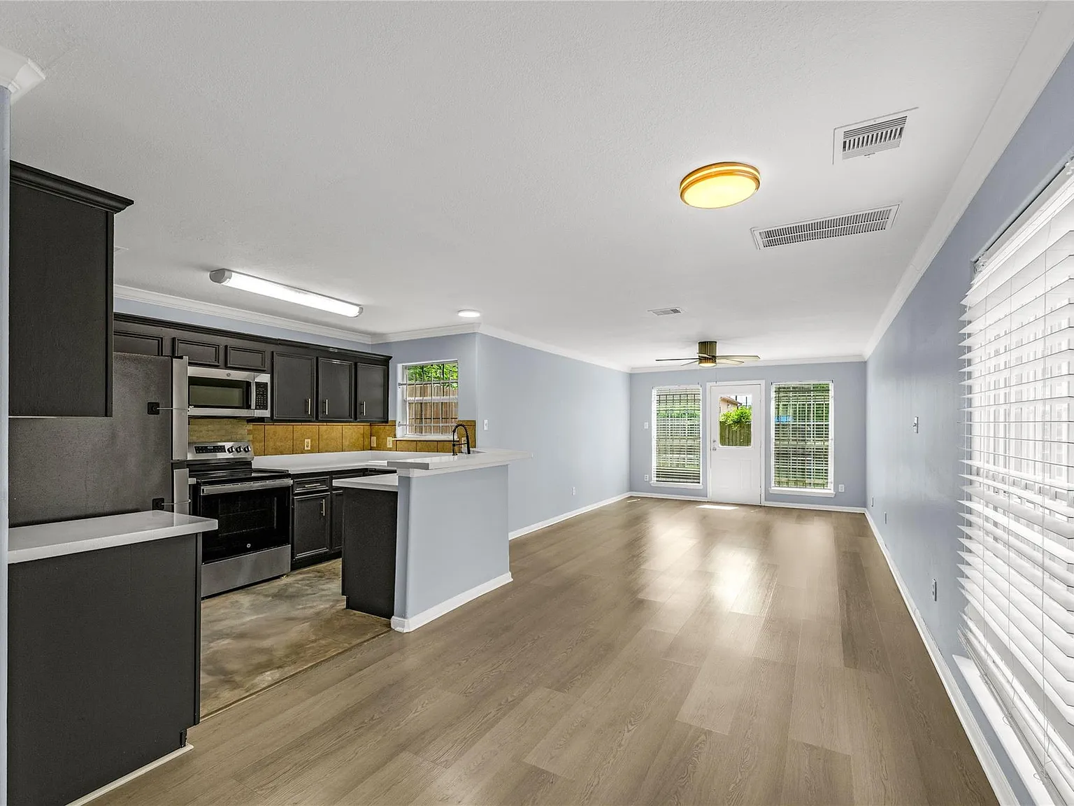 4 bed, 2.5 bath, 1912 sqft, $1,950 — Photo 2